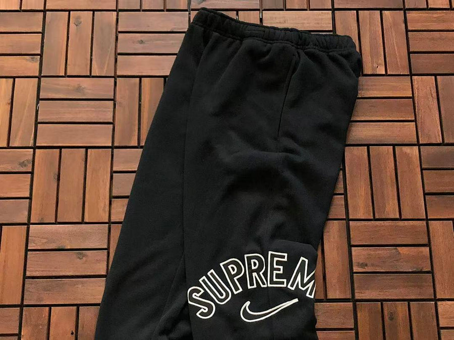 Survêtement Supreme x Nike – Ensemble Crewneck & Pantalon Fleece SS24