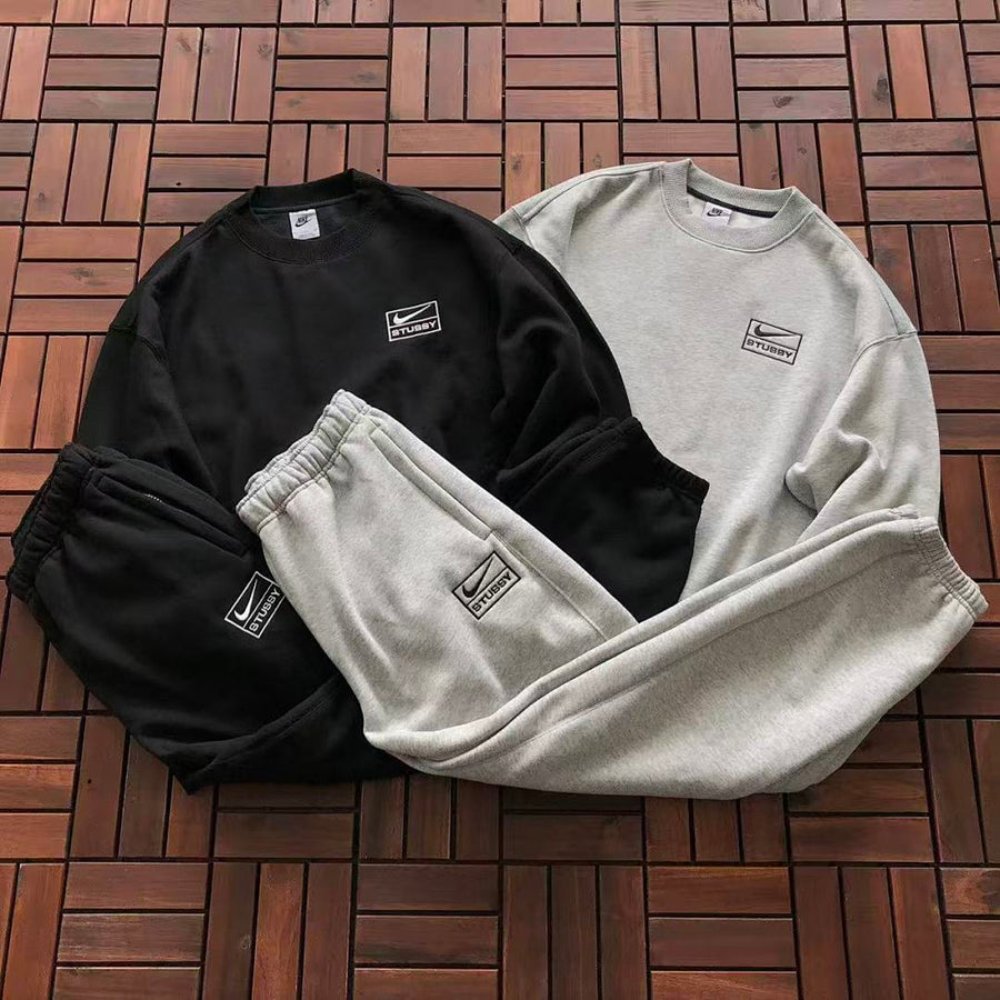 Survêtement Nike x Stüssy – Ensemble Crewneck & Pantalon Fleece SS24