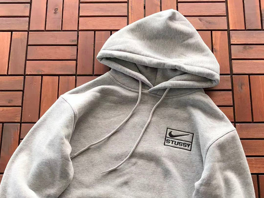 Survêtement Nike x Stüssy – Ensemble Hoodie Pullover & Pantalon Fleece SS24