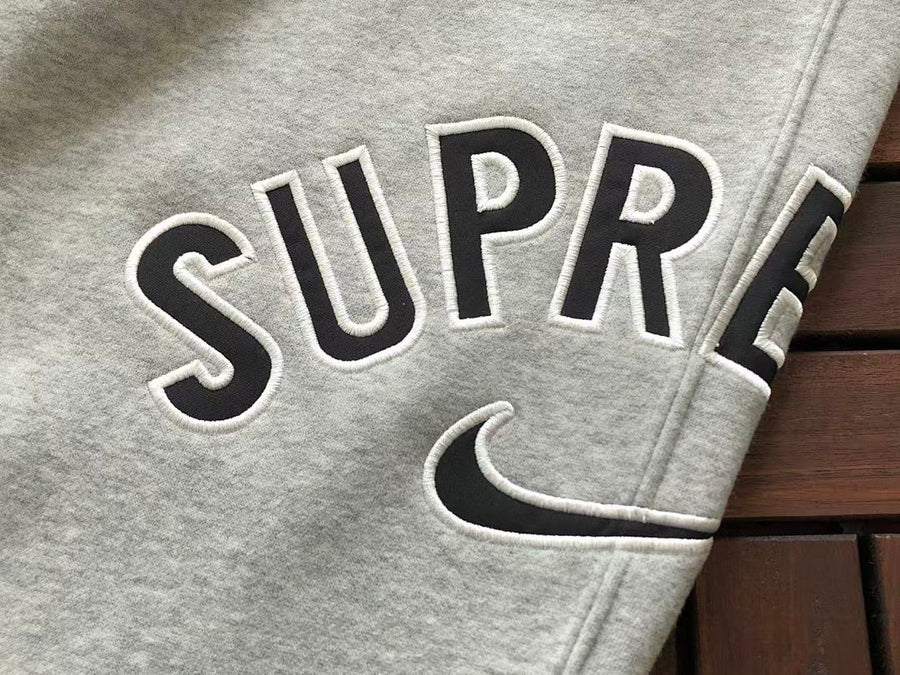 Survêtement Supreme x Nike – Ensemble Crewneck & Pantalon Fleece SS24