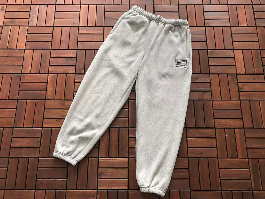 Survêtement Nike x Stüssy – Ensemble Crewneck & Pantalon Fleece SS24
