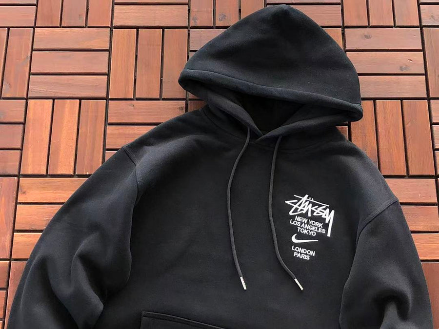 Survêtement Nike x Stüssy – Ensemble Hoodie Zippé & Pantalon Fleece SS24