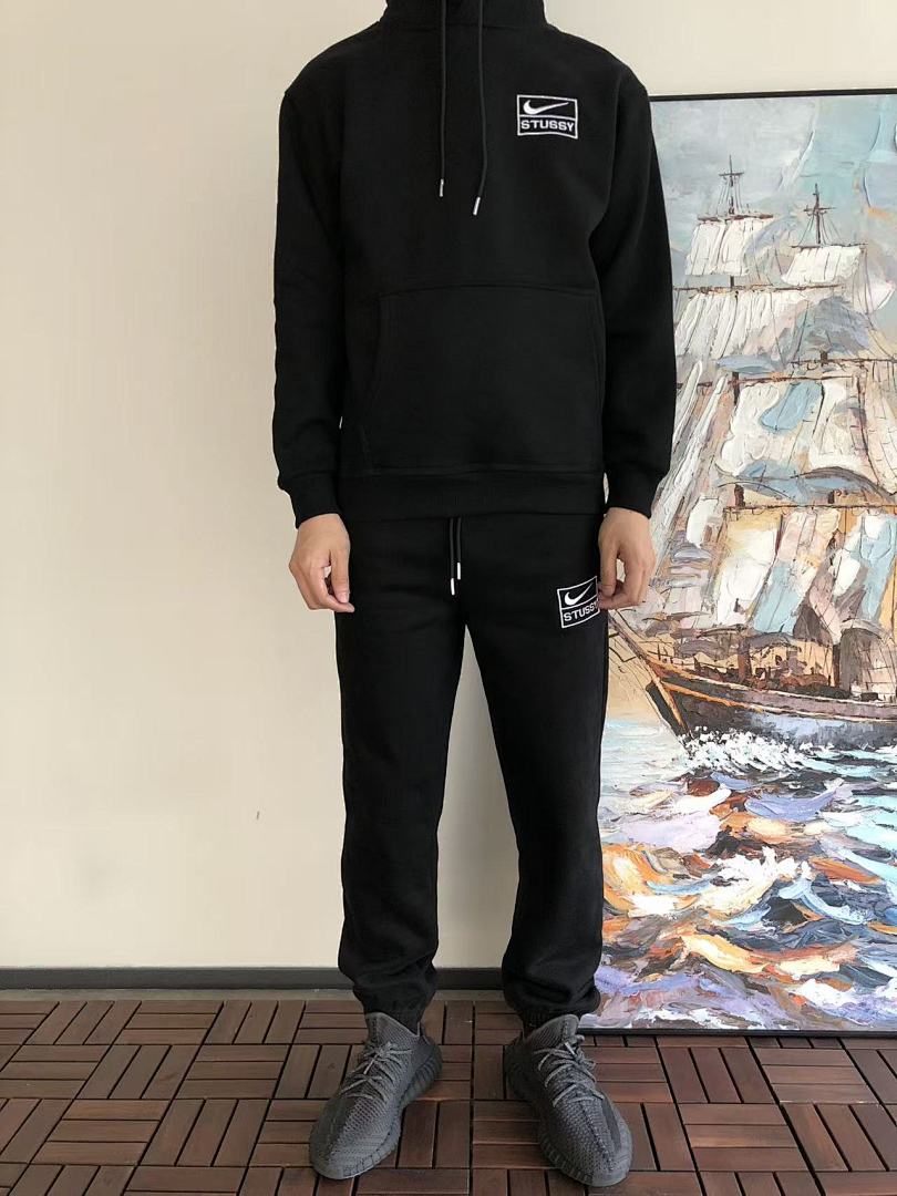 Survêtement Nike x Stüssy – Ensemble Hoodie Pullover & Pantalon Fleece SS24