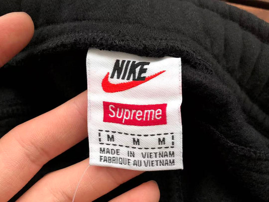 Survêtement Supreme x Nike – Ensemble Hoodie & Pantalon Fleece SS24
