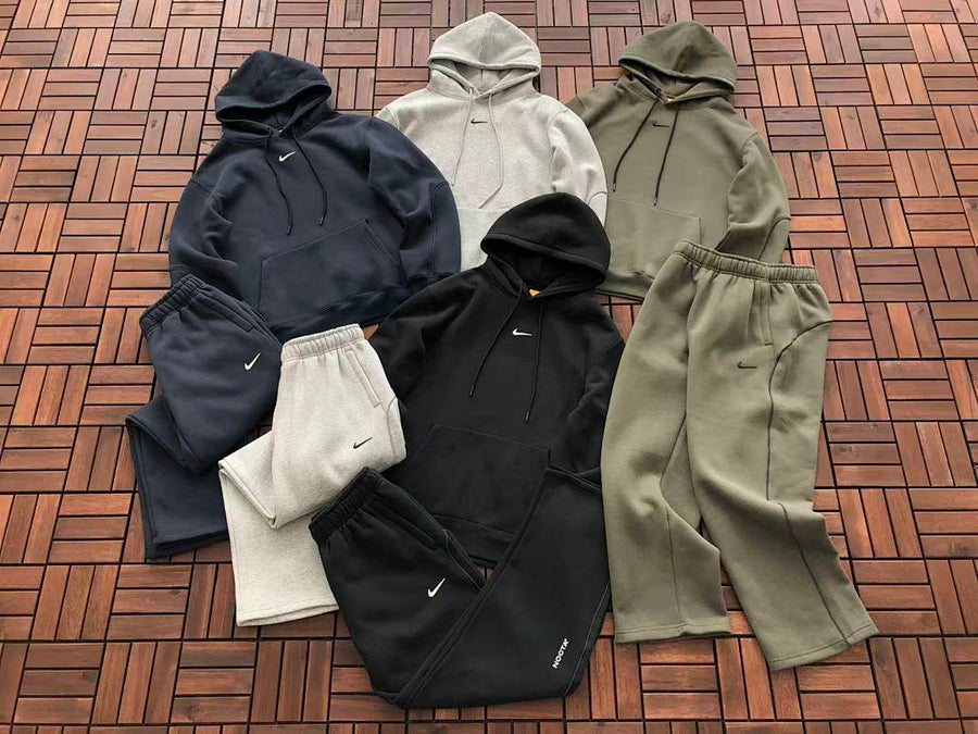 Survêtement Nike Solo Swoosh – Ensemble Hoodie & Pantalon Fleece