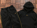 Survêtement Nike x NOCTA Drake – Ensemble Hoodie & Pantalon Fleece Noir/Or