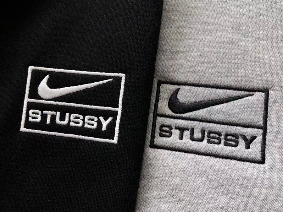 Survêtement Nike x Stüssy – Ensemble Crewneck & Pantalon Fleece SS24