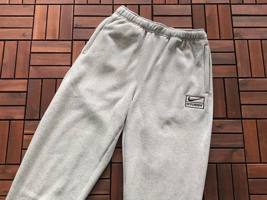Survêtement Nike x Stüssy – Ensemble Crewneck & Pantalon Fleece SS24