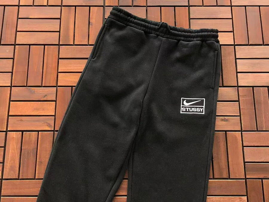 Survêtement Nike x Stüssy – Ensemble Hoodie Pullover & Pantalon Fleece SS24