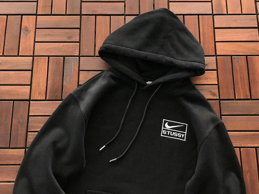 Survêtement Nike x Stüssy – Ensemble Hoodie Pullover & Pantalon Fleece SS24