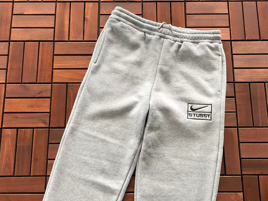Survêtement Nike x Stüssy – Ensemble Crewneck & Pantalon Fleece SS24