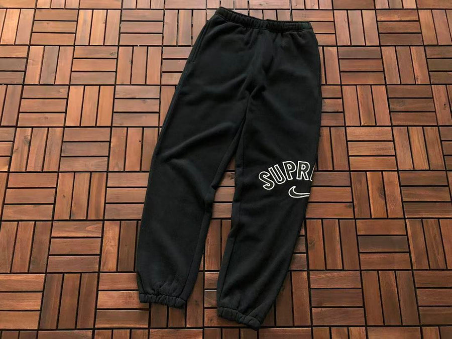 Survêtement Supreme x Nike – Ensemble Crewneck & Pantalon Fleece SS24
