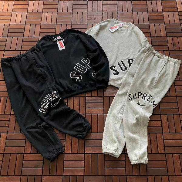 Survêtement Supreme x Nike – Ensemble Crewneck & Pantalon Fleece SS24