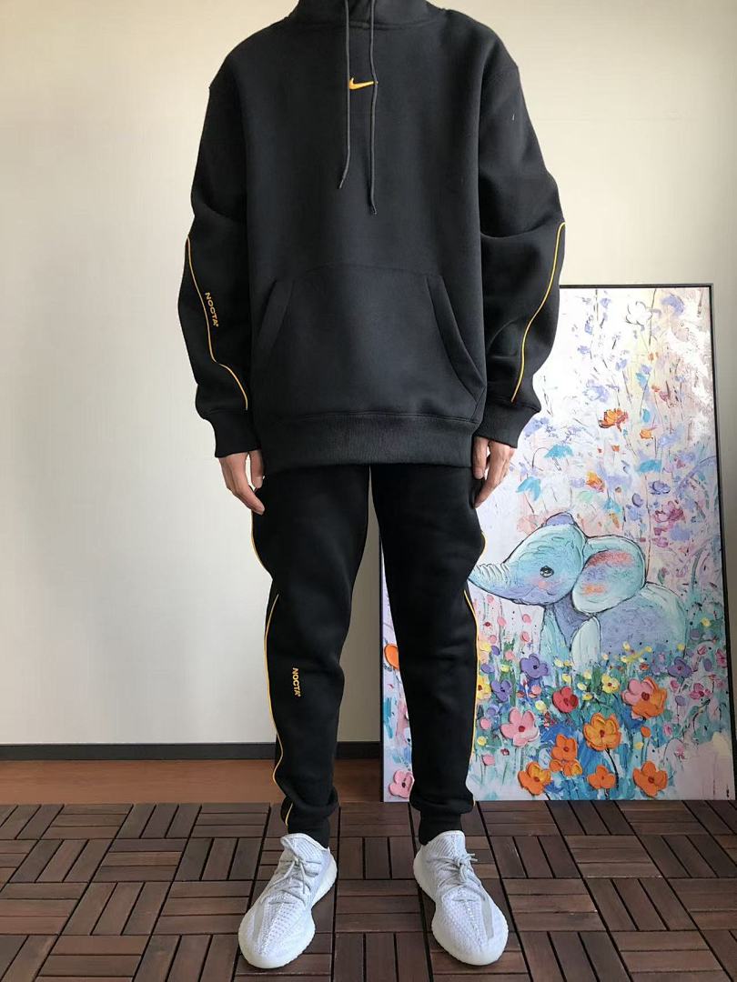 Survêtement Nike x NOCTA Drake – Ensemble Hoodie & Pantalon Fleece Noir/Or