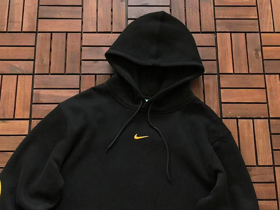 Survêtement Nike x NOCTA Drake – Ensemble Hoodie & Pantalon Fleece Noir/Or