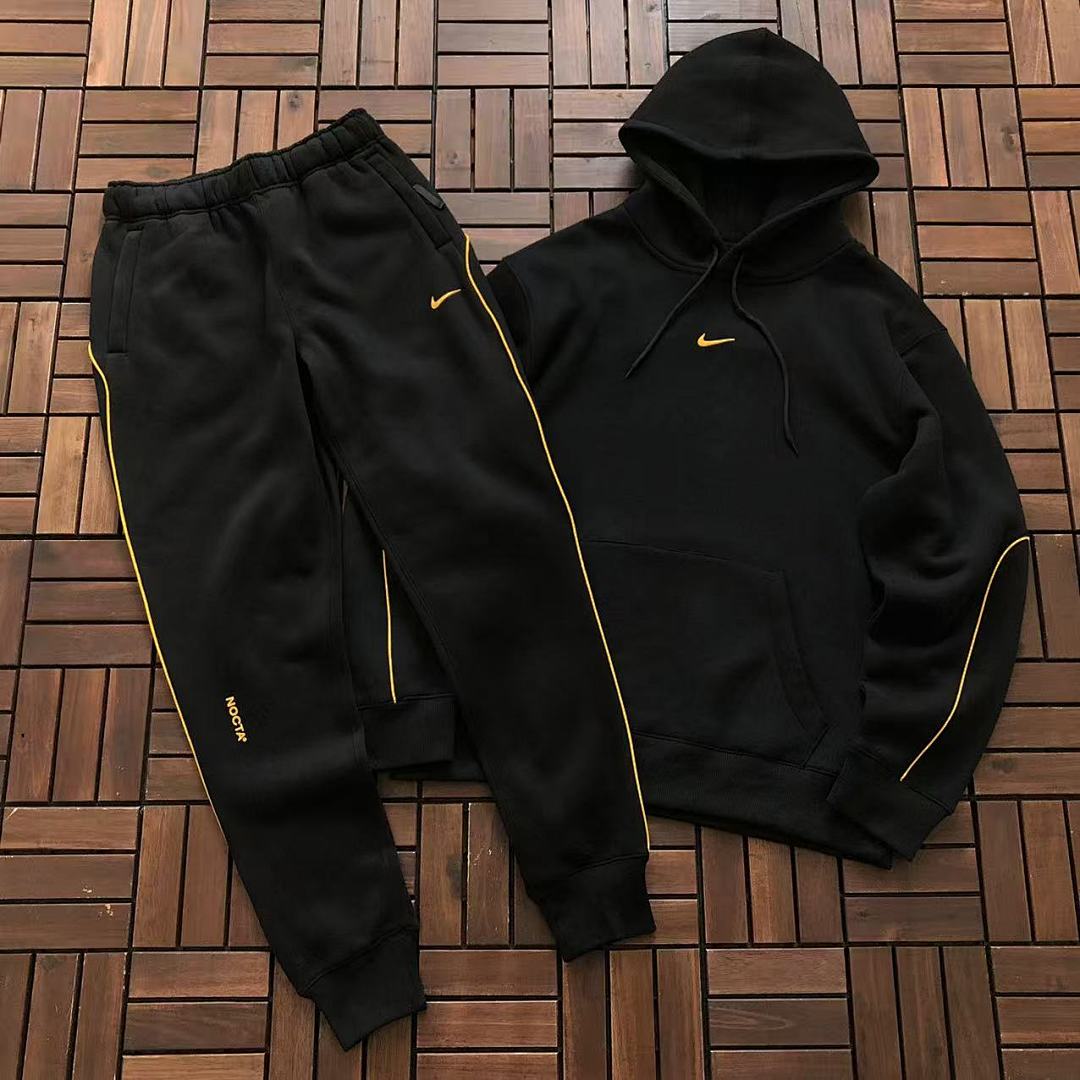 Survêtement Nike x NOCTA Drake – Ensemble Hoodie & Pantalon Fleece Noir/Or