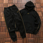 Survêtement Nike x NOCTA Drake – Ensemble Hoodie & Pantalon Fleece Noir/Or 1