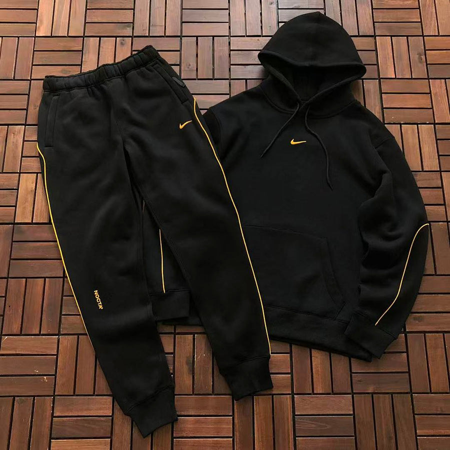 Survêtement Nike x NOCTA Drake – Ensemble Hoodie & Pantalon Fleece Noir/Or