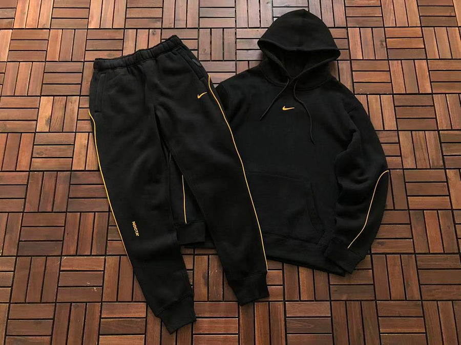 Survêtement Nike x NOCTA Drake – Ensemble Hoodie & Pantalon Fleece Noir/Or