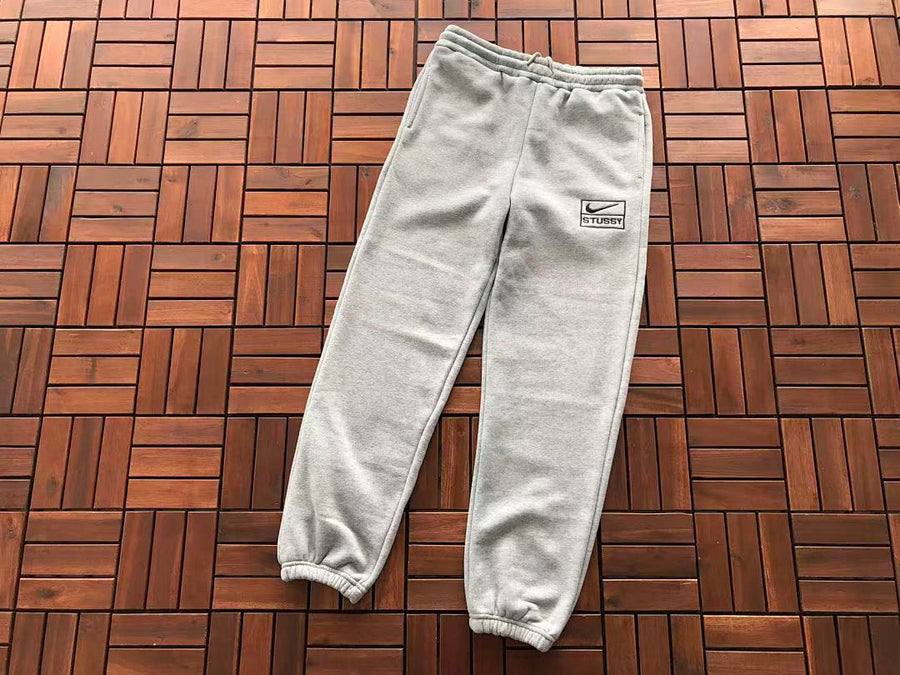 Survêtement Nike x Stüssy – Ensemble Hoodie Pullover & Pantalon Fleece SS24