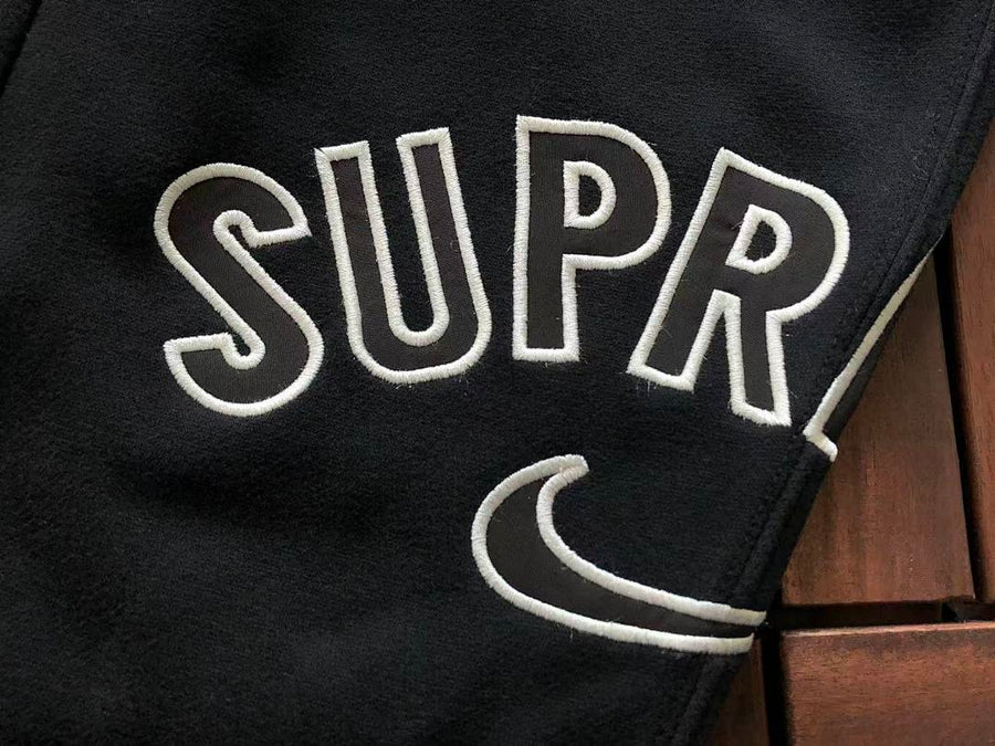 Survêtement Supreme x Nike – Ensemble Crewneck & Pantalon Fleece SS24