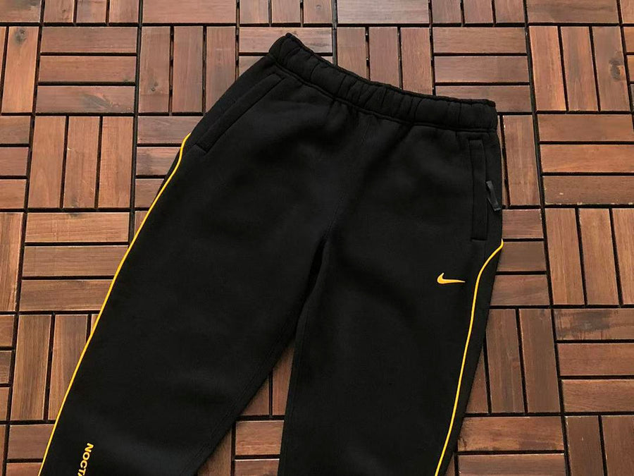 Survêtement Nike x NOCTA Drake – Ensemble Hoodie & Pantalon Fleece Noir/Or