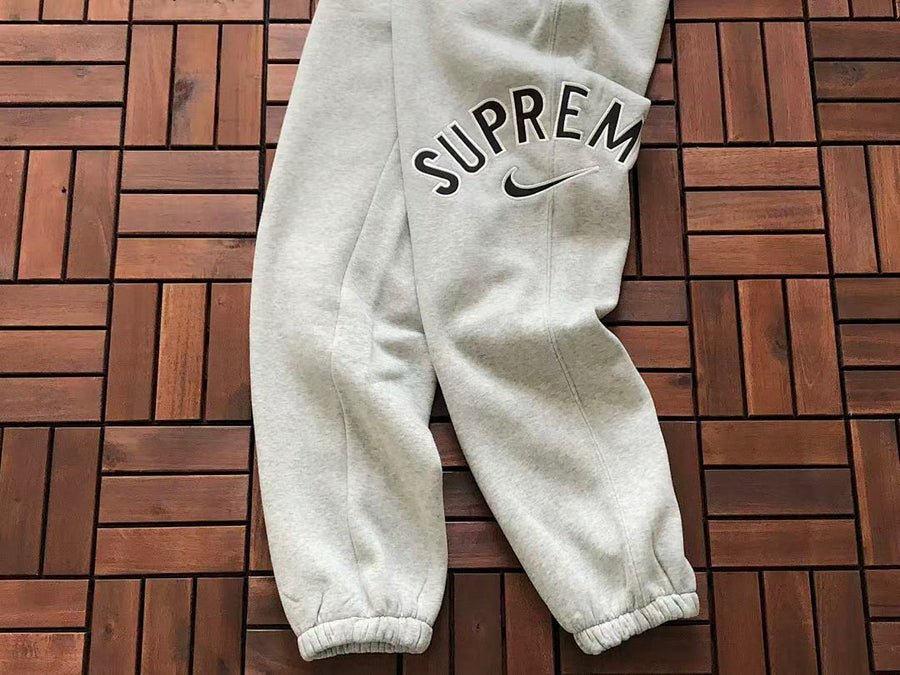 Survêtement Supreme x Nike – Ensemble Crewneck & Pantalon Fleece SS24