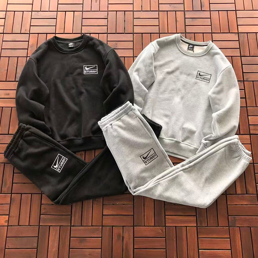 Survêtement Nike x Stüssy – Ensemble Crewneck & Pantalon Fleece SS24