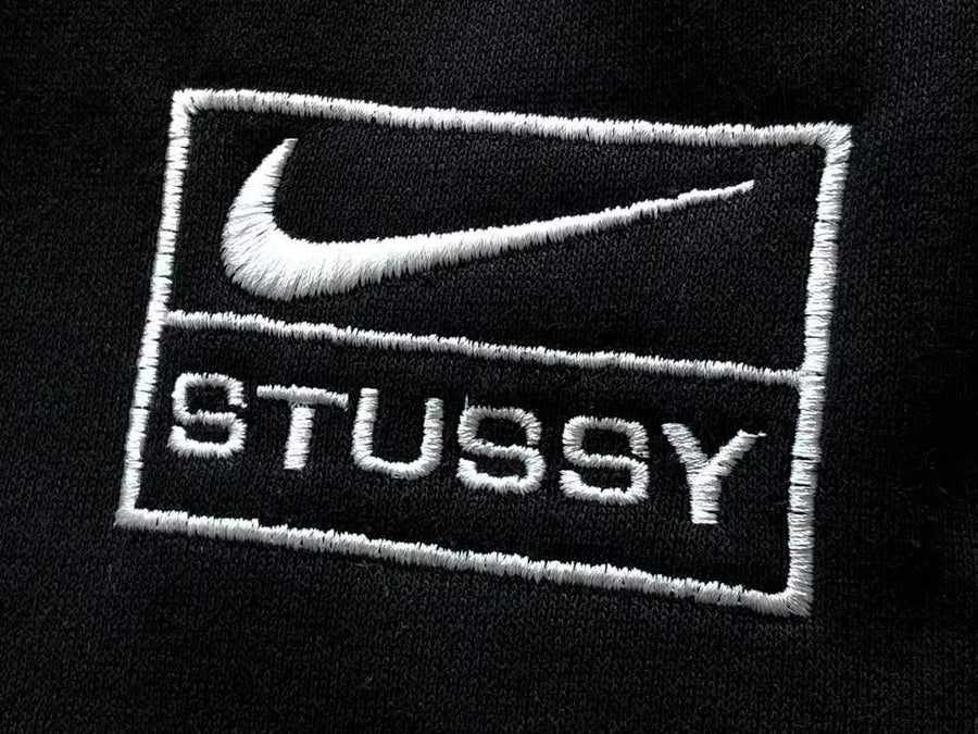 Survêtement Nike x Stüssy – Ensemble Crewneck & Pantalon Fleece SS24