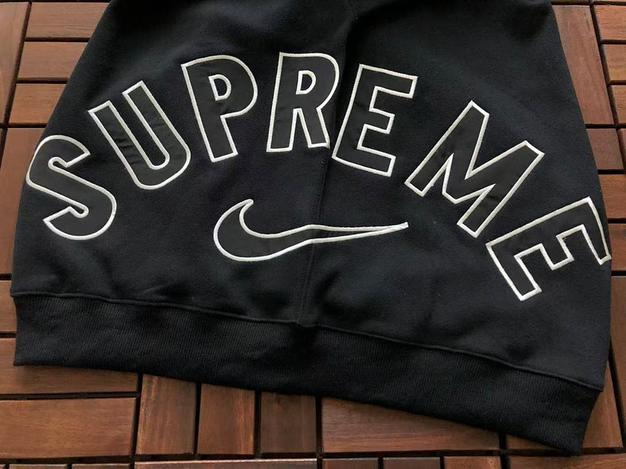 Survêtement Supreme x Nike – Ensemble Crewneck & Pantalon Fleece SS24
