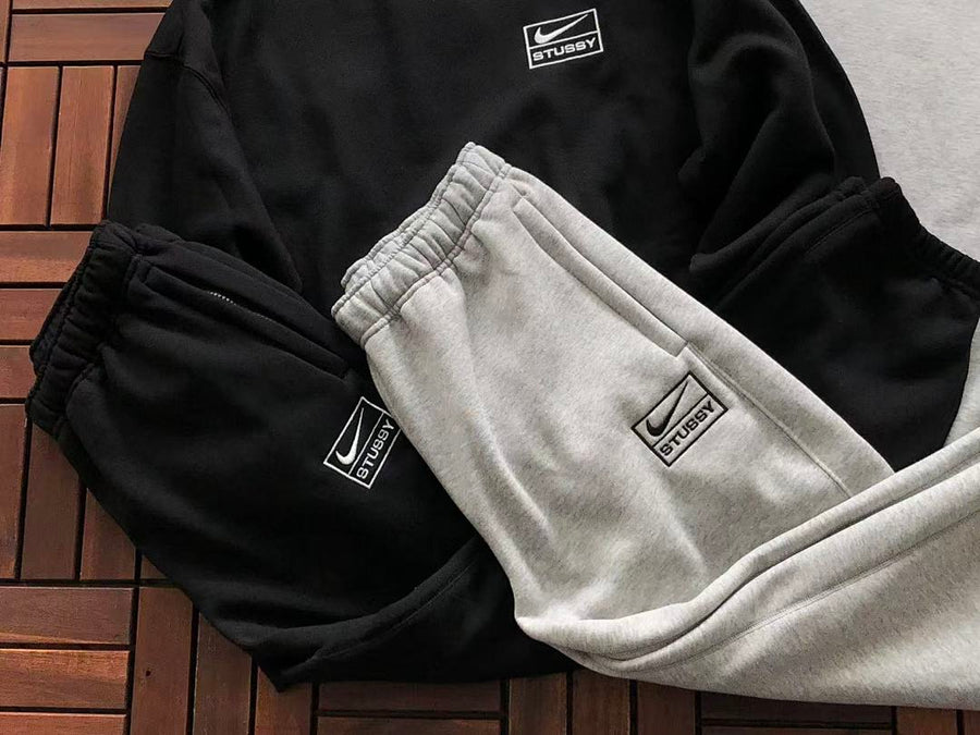 Survêtement Nike x Stüssy – Ensemble Crewneck & Pantalon Fleece SS24