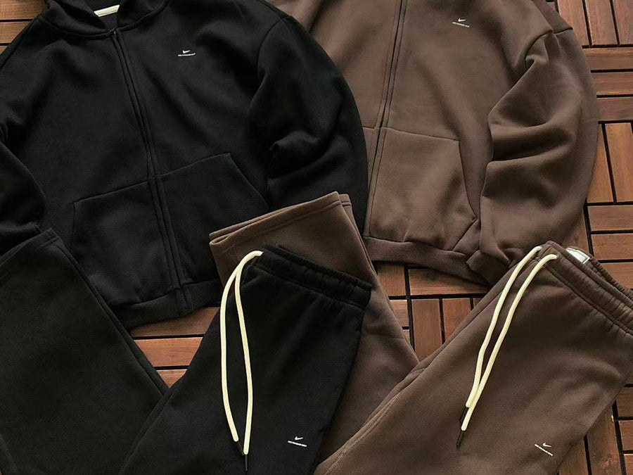 Survêtement Nike Solo Swoosh – Ensemble Hoodie Zippé & Pantalon Fleece