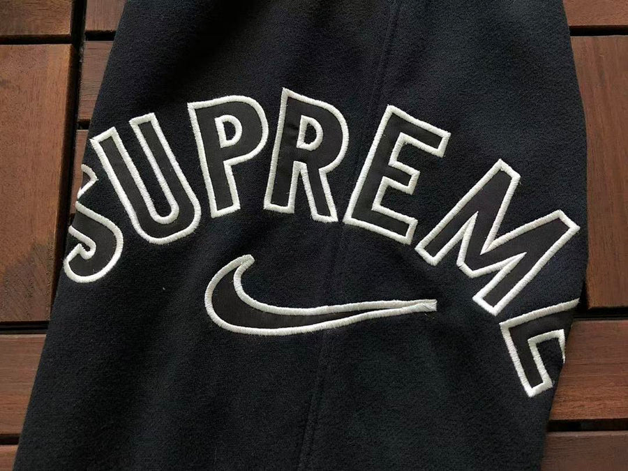 Survêtement Supreme x Nike – Ensemble Crewneck & Pantalon Fleece SS24