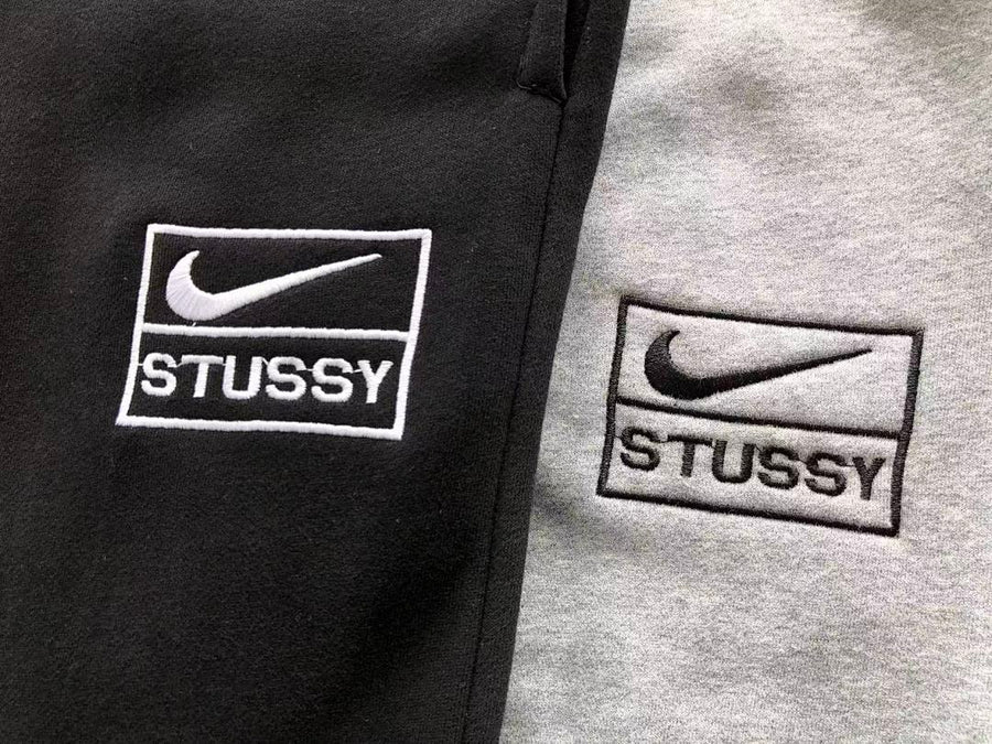Survêtement Nike x Stüssy – Ensemble Crewneck & Pantalon Fleece SS24
