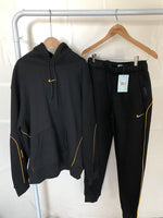 Survêtement Nike x NOCTA Drake – Ensemble Hoodie & Pantalon Fleece Noir/Or 50