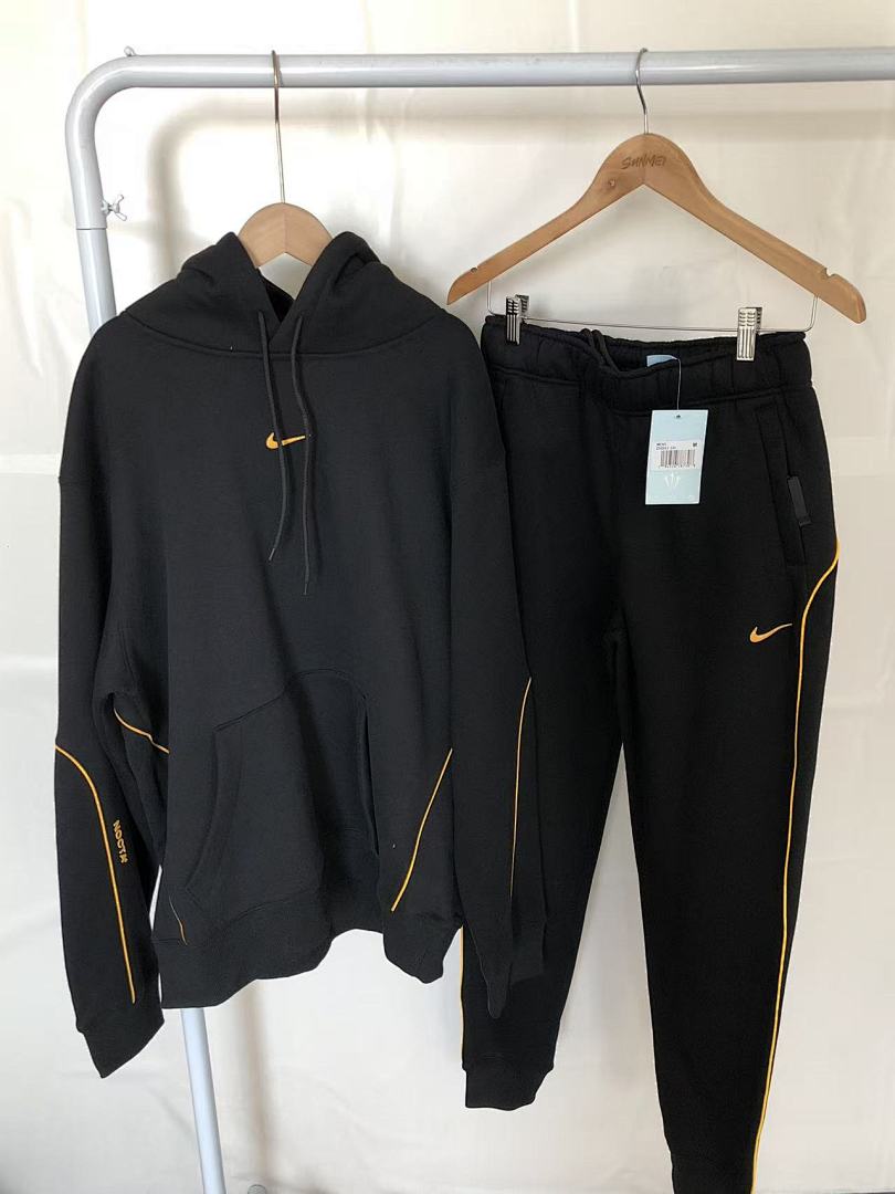Survêtement Nike x NOCTA Drake – Ensemble Hoodie & Pantalon Fleece Noir/Or
