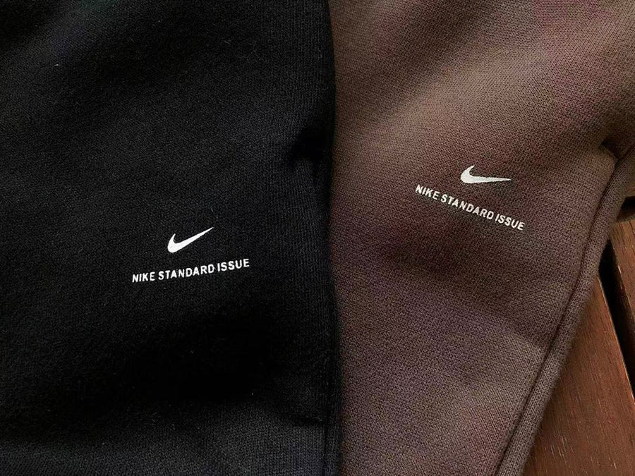 Survêtement Nike Solo Swoosh – Ensemble Hoodie Zippé & Pantalon Fleece