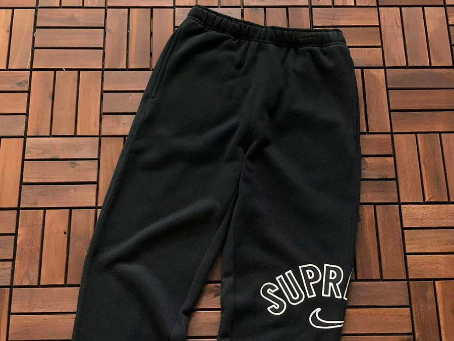 Survêtement Supreme x Nike – Ensemble Crewneck & Pantalon Fleece SS24